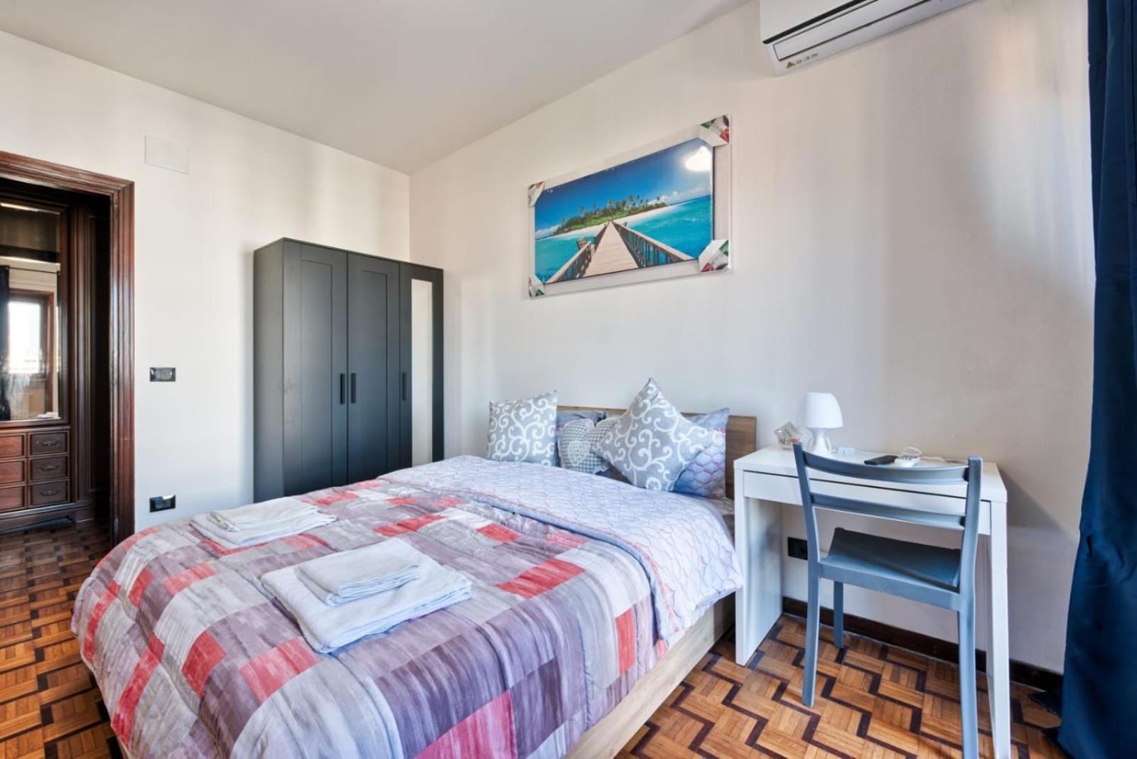 Pensión Easy Downtown - Private With Shared Bathroom *