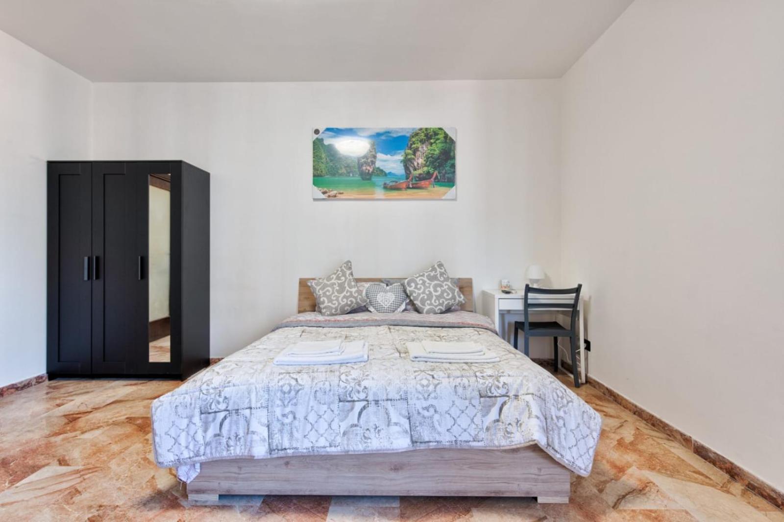 Easy Downtown - Private With Shared Bathroom *